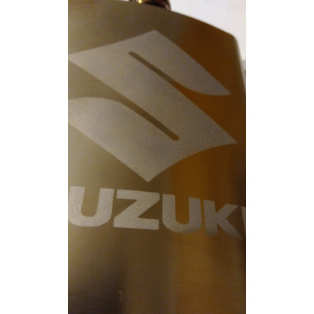 Motorkářská placatka SUZUKI s pískovaným logem