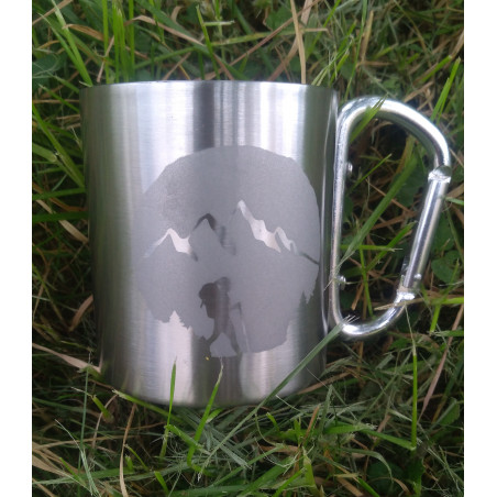 Hrnek s karabinou - Turistka