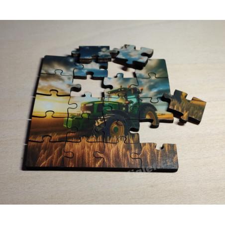 Dřevěné puzzle pivní podtácek s grafikou traktoru na poli