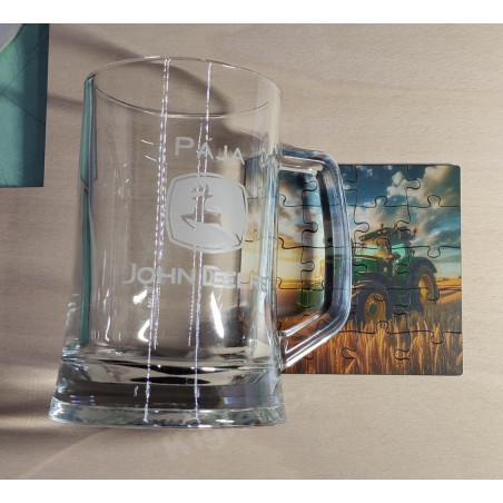 Dřevěné puzzle pivní podtácek s grafikou traktoru na poli