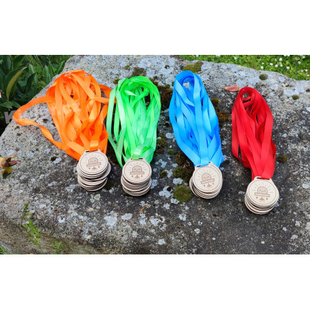 Dřevěná medaile s gravírovanou grafikou na přání