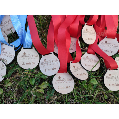 Dřevěná medaile s gravírovanou grafikou na přání