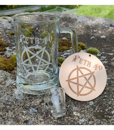 Síla v dárkové sadě – metalový půllitr, panák a gravírovaný podtácek se jménem