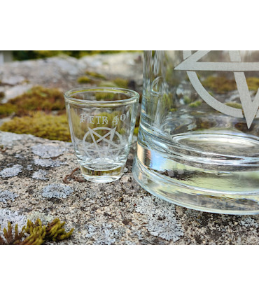 Síla v dárkové sadě – metalový půllitr, panák a gravírovaný podtácek se jménem