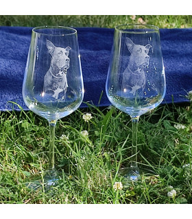 Sklenice na víno s gravírováním na přání – dárek, který potěší!