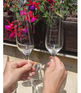 Sklenička na šampaňské s gravírováním na přání - svatební skleničky – dárek, který potěší!