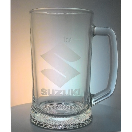 Půllitr Suzuki – pískovaný dárek pro motorkáře s možností jména