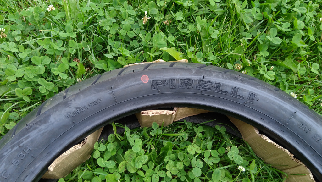 červená tečka na pneumatice Pirelli